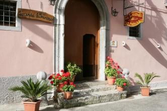 Ingresso de La Locanda di San Francesco, hotel sul Pollino a Viggianello