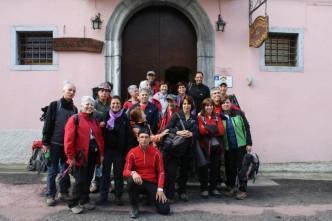 Escursionisti all'ingresso della Locanda di San Francesco